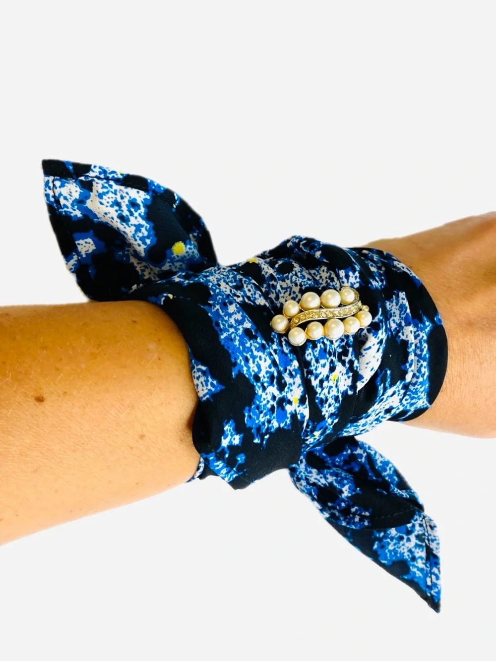 NWT SILKLETTE Blue/ Black/White/Yellow Pebbles 100% Fine Silk Kerchief Scarf